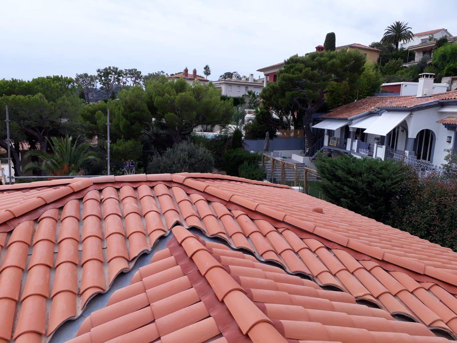 photo d'une toiture ou un professionnel pose les tuiles